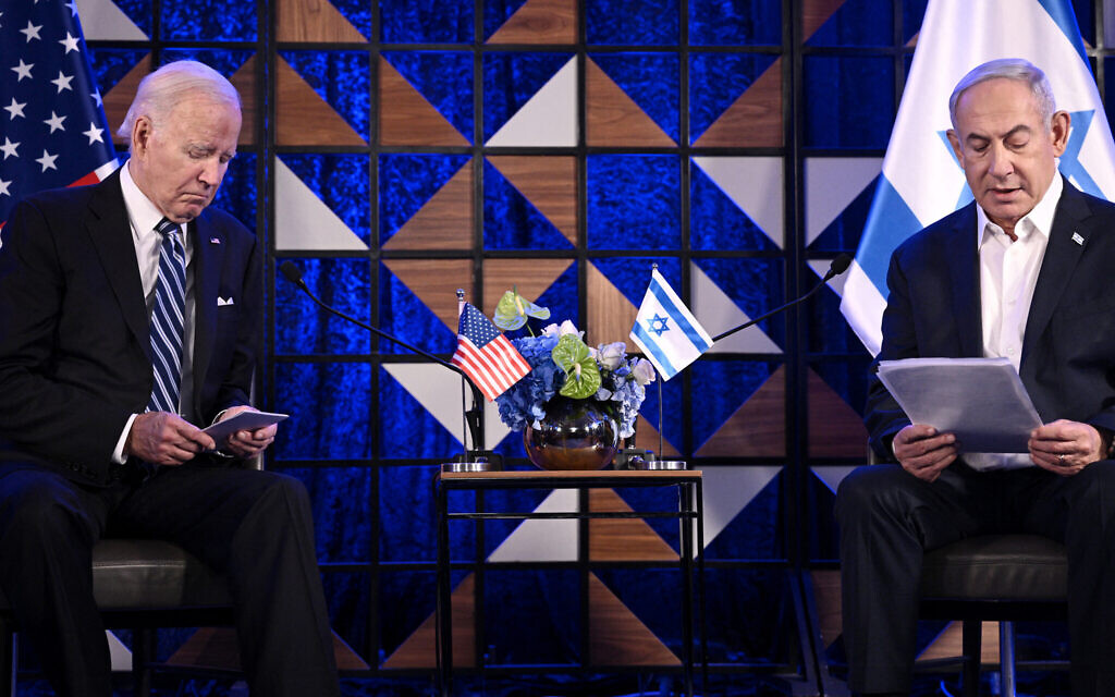 Le président américain Joe Biden, à gauche, regardent ses notes en écoutant le Premier ministre Benjamin Netanyahu lors d'une réunion à Tel Aviv, le 18 octobre 2023. (Crédit : Brendan Smialowski / AFP) Le président américain Joe Biden, à gauche, regardent ses notes en écoutant le Premier ministre Benjamin Netanyahu lors d'une réunion à Tel Aviv, le 18 octobre 2023. (Crédit : Brendan Smialowski / AFP)