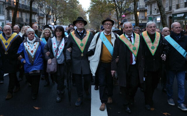 Des francs-maçon participant à une marche contre l'antisémitisme à Paris, le 12 novembre 2023. (Crédit : Thomas Samson/AFP)
