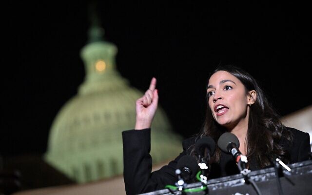 La représentante démocrate américaine de New York Alexandria Ocasio-Cortez s'exprimant lors d'une conférence de presse pour appeler à un cessez-le-feu entre Israël et le Hamas, devant le Capitole, à Washington, le 13 novembre 2023. (Crédit : Mandel Ngan/AFP)