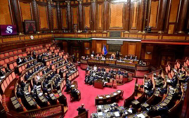 La Première ministre italienne Giorgia Meloni s'exprime lors des questions au Sénat, la chambre haute du parlement à Rome, le 23 novembre 2023. (Crédit : Filippo MONTEFORTE / AFP) La Première ministre italienne Giorgia Meloni s'exprime lors des questions au Sénat, la chambre haute du parlement à Rome, le 23 novembre 2023. (Crédit : Filippo MONTEFORTE / AFP)