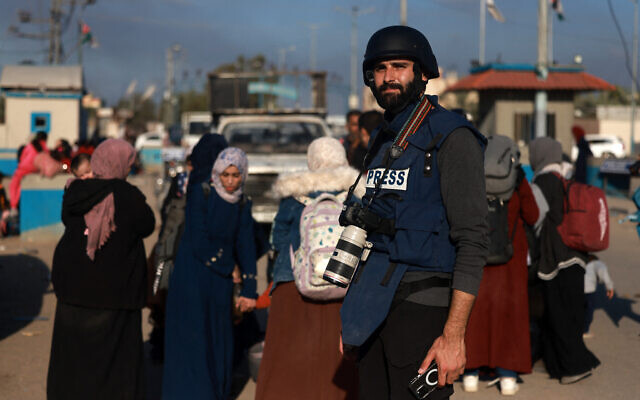 Le photojournaliste palestinien Motaz Azaiza dans une rue du centre de Gaza, le 18 décembre 2023. (Crédit : Mohammed ABED / AFP) Le photojournaliste palestinien Motaz Azaiza dans une rue du centre de Gaza, le 18 décembre 2023. (Crédit : Mohammed ABED / AFP)