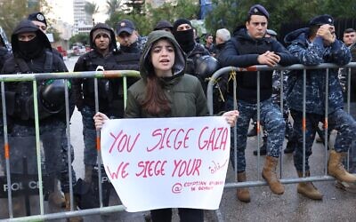 Les forces de sécurité libanaises bloquent la route menant à l'ambassade égyptienne à Beyrouth pendant une manifestation contre la fermeture du poste-frontière de Rafah, entre l'Égypte et la bande de Gaza, le 19 février 2024. (Crédit : Anwar Amro/AFP)