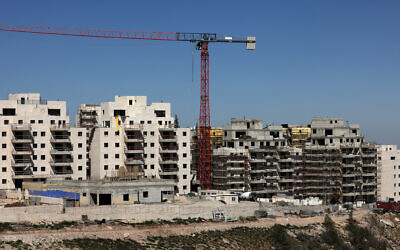 De nouvelles constructions sur un chantier de l'implantation de Maale Adumim, en Cisjordanie, le 29 février 2024. (Crédit : Menahem Kahana/AFP)