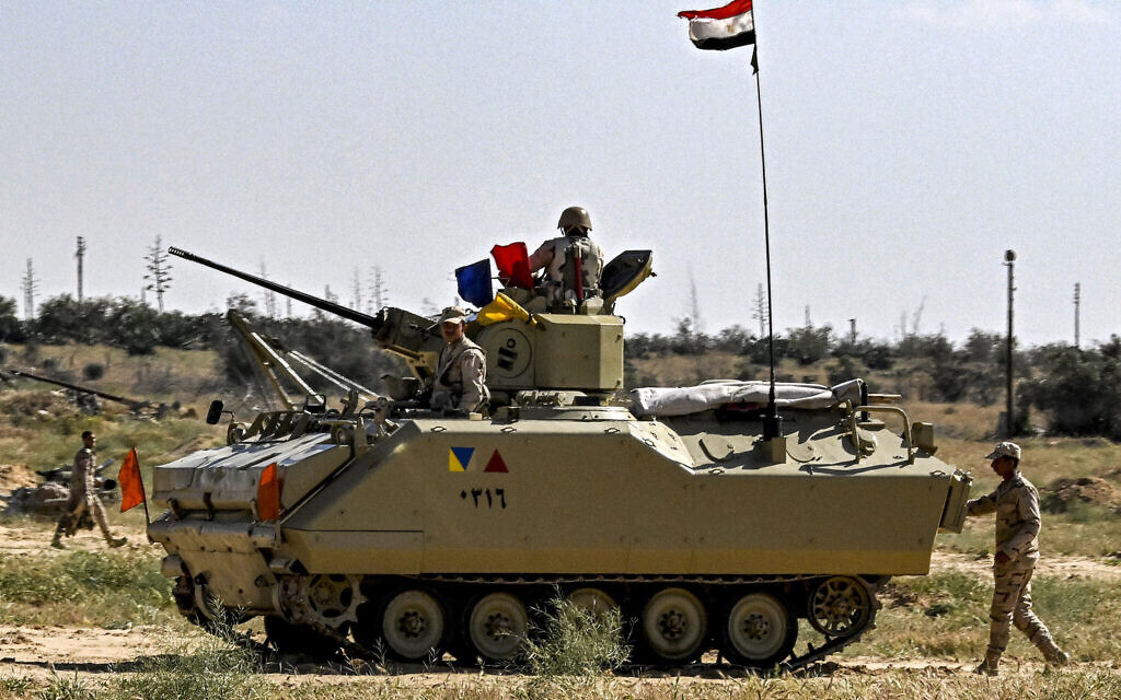 Des chars de l'armée égyptienne déployés près du côté égyptien du poste-frontière de Rafah avec la bande de Gaza, le 23 mars 2024. (Crédit : Khaled Desouki/AFP)
