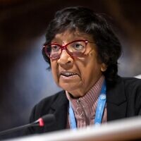 La présidente de la commission d'enquête internationale indépendante des Nations unies sur les Territoires palestiniens, y compris Jérusalem-Est, et en Israël, la Sud-Africaine Navi Pillay, s'exprimant lors d'un briefing aux États membres de l'ONU sur les enquêtes en cours de la commission dans les bureaux de l'ONU, à Genève, le 16 avril 2024. (Crédit : Fabrice Coffrini/AFP)
