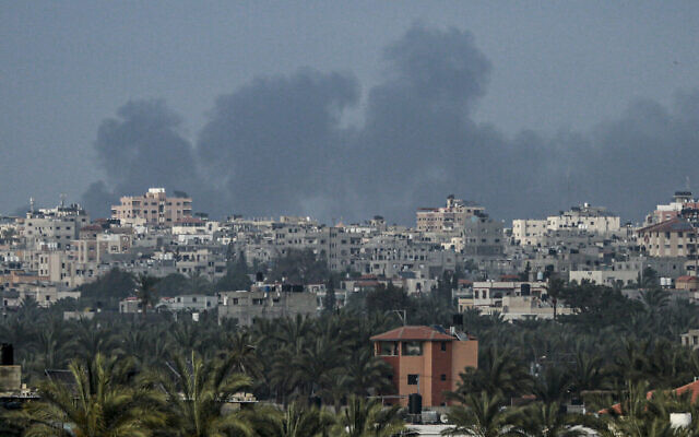 De la fumée s'élève après une frappe israélienne au nord de Nuseirat, dans le centre de la bande de Gaza, le 27 avril 2024. (Crédit : AFP)