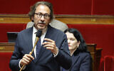 Le député français de la coalition socialiste et de gauche NUPES (Nouvelle Union Populaire Écologique et Sociale) Jérôme Guedj s'exprime lors d'une séance de questions au gouvernement sur le projet de loi constitutionnelle visant à élargir le corps électoral du territoire français d'outre-mer de Nouvelle-Calédonie, à l'Assemblée nationale française à Paris, le 14 mai 2024. (Crédit : Geoffroy VAN DER HASSELT / AFP)