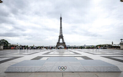 Le podium des Jeux olympiques de Paris 2024 devant la Tour Eiffel lors de sa présentation à la presse, à Paris, le 23 mai 2024. (Crédit : Stephane de Sakutin/AFP)
