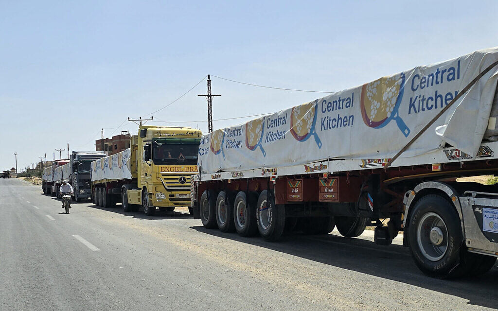 Des camions égyptiens transportant de l'aide humanitaire à destination de la bande de Gaza attendant près du poste-frontière de Rafah, du côté égyptien, le 26 mai 2024. (Crédit : AFP)