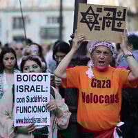 Des manifestants brandissant des pancartes sur lesquelles on peut lire « Boycottez Israël, ça a marché avec l'Afrique du Sud » lors d'une manifestation anti-Israël, devant le ministère des Affaires étrangères, à Madrid, le 27 mai 2024. (Crédit : Thomas Coex/AFP)