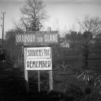 Photo prise après le 10 juin 1944 à Oradour-sur-Glane, où le massacre nazi a eu lieu faisant 642 victimes, montrant le panneau routier du village avec l'avertissement "Souvenez-vous". (Crédit : AFP)