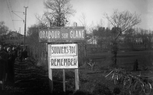 Photo prise après le 10 juin 1944 à Oradour-sur-Glane, où le massacre nazi a eu lieu faisant 642 victimes, montrant le panneau routier du village avec l'avertissement "Souvenez-vous". (Crédit : AFP)