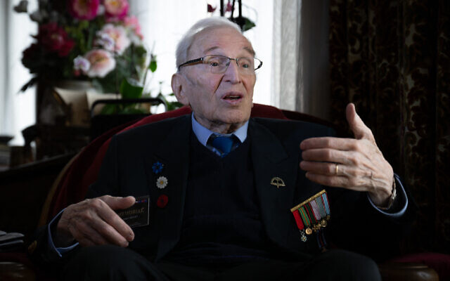 Jean Caillet, 100 ans, ce résistant français de la Seconde Guerre mondiale d'origine juive vit à Dieppe dans la rue qui porte son nom, après avoir fait de la prison en Espagne, rejoint la France Libre au Maroc avant d'arriver en Angleterre, où il était responsable d'avions pendant la bataille de Normandie il y a 80 ans, posant lors d'une interview, à son domicile de Dieppe, dans le nord-ouest de la France, le 28 mai 2024. (Crédit : Lou Benoist/AFP)