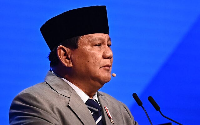 Le ministre indonésien de la Défense et prochain président Prabowo Subianto s'exprimant lors du 21e sommet du Dialogue Shangri-La, à Singapour, le 1er juin 2024. (Crédit : Nhac Nguyen/AFP) Le ministre indonésien de la Défense et prochain président Prabowo Subianto s'exprimant lors du 21e sommet du Dialogue Shangri-La, à Singapour, le 1er juin 2024. (Crédit : Nhac Nguyen/AFP)
