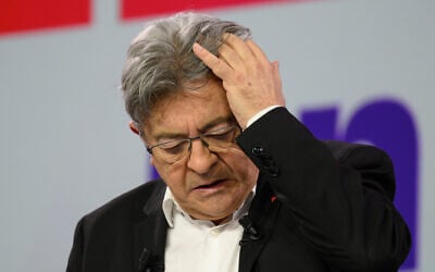 Le leader du mouvement d'extrême-gauche radicale anti-Israël, La France Insoumise (LFI) Jean-Luc Mélenchon  lors du dernier meeting de campagne avant les prochaines élections du principal candidat de LFI aux élections européennes, à Toulouse, dans le sud de la France, le 1er juin 2024.(Crédit : Ed Jones/AFP)