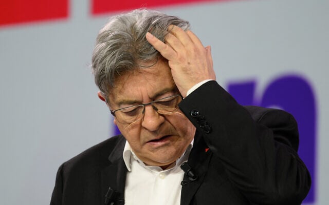 Le leader du mouvement d'extrême-gauche radicale anti-Israël, La France Insoumise (LFI) Jean-Luc Mélenchon  lors du dernier meeting de campagne avant les prochaines élections du principal candidat de LFI aux élections européennes, à Toulouse, dans le sud de la France, le 1er juin 2024.(Crédit : Ed Jones/AFP)