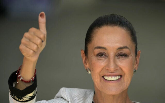 La candidate à la présidence du Mexique pour le parti Morena, Claudia Sheinbaum, montre son doigt encré alors qu'elle vote dans un bureau de vote à San Andres Totoltepec, Tlalpan à Mexico, lors des élections générales du 2 juin 2024. (Crédit : YURI CORTEZ / AFP) La candidate à la présidence du Mexique pour le parti Morena, Claudia Sheinbaum, montre son doigt encré alors qu'elle vote dans un bureau de vote à San Andres Totoltepec, Tlalpan à Mexico, lors des élections générales du 2 juin 2024. (Crédit : YURI CORTEZ / AFP)