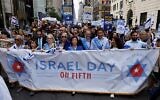 La gouverneure de New York, Kathy Hochul (au centre), défilant sur la Cinquième avenue lors de la marche annuelle de la Journée d'Israël, à New York, le 2 juin 2024. (Crédit : John Lamparski/AFP)