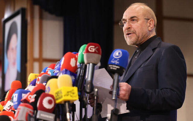 Le président du Parlement iranien, Mohammad Bagher Ghalibaf, s'adressant aux médias après avoir présenté sa candidature à la prochaine élection présidentielle de la République islamique, à Téhéran, le 3 juin 2024. (Crédit : Atta Kenare/AFP)