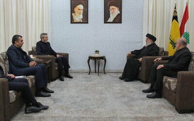 Le chef du Hezbollah Hassan Nasrallah (2e à droite) rencontrant le ministre iranien des Affaires étrangères par intérim Ali Bagheri (2e à gauche) et une délégation dans un lieu tenu secret au Liban, sur une photo publiée par le bureau de presse du Hezbollah le 4 juin 2024. (Crédit : Bureau des médias du Hezbollah / AFP)