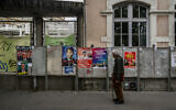 Des affiches de campagne pour les élections européennes 2024, à Lyon, le 4 juin 2024. (Crédit : JEFF PACHOUD / AFP)
