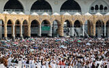 Des fidèles musulmans autour de la Kaaba, sanctuaire le plus sacré de l'Islam, à la Grande Mosquée de la ville sainte de La Mecque en Arabie Saoudite, le 4 juin 2024, alors que les pèlerins arrivent avant le pèlerinage annuel du hajj. (Crédit : Abdel Ghani BASHIR / AFP)