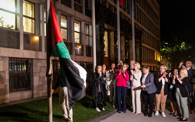 Des personnes accrochent un drapeau palestinien devant le bâtiment du Parlement slovène après que l'Assemblée nationale a reconnu l'État palestinien à la suite d'un vote parlementaire à Ljubljana, en Slovénie, le 4 juin 2024. (Crédit : AFP) Des personnes accrochent un drapeau palestinien devant le bâtiment du Parlement slovène après que l'Assemblée nationale a reconnu l'État palestinien à la suite d'un vote parlementaire à Ljubljana, en Slovénie, le 4 juin 2024. (Crédit : AFP)