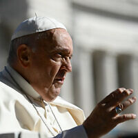 Le pape François depuis sa papamobile à son arrivée pour l'audience générale hebdomadaire, sur la Place Saint-Pierre au Vatican, le 5 juin 2024. (Crédit : Filippo Monteforte/AFP)