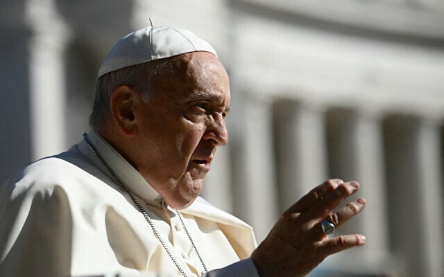 Le pape François depuis sa papamobile à son arrivée pour l'audience générale hebdomadaire, sur la Place Saint-Pierre au Vatican, le 5 juin 2024. (Crédit : Filippo Monteforte/AFP)