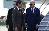 Le président américain Joe Biden (à droite) accueilli par le Premier ministre français Gabriel Attal (à gauche) à son arrivée pour commémorer le 80e anniversaire du Débarquement, à l'aéroport d'Orly, près de Paris, le 5 juin 2024. (Crédit : Julien De Rosa/Pool/AFP)