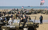 Des Jeeps Willys, dans le cadre des commémorations 80e anniversaire du débarquement allié de la Seconde Guerre mondiale bordant la plage d'Arromanches-les-Bains, en Normandie, dans le nord-ouest de la France, le 5 juin 2024. (Crédit : Ludovic Marin/AFP)