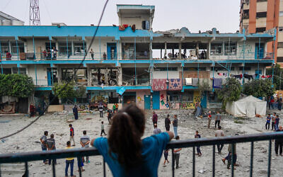 Une école de l'ONU abritant des Palestiniens déplacés a été touchée par une frappe israélienne à Nuseirat, dans le centre de la bande de Gaza, le 6 juin 2024. Tsahal déclaré avoir frappé un complexe où des terroristes du Hamas et du Jihad islamique étaient rassemblés. (Crédit 
: Bashar TALEB / AFP)