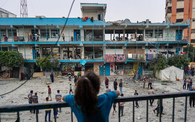 Une école de l'ONU abritant des Palestiniens déplacés a été touchée par une frappe israélienne à Nuseirat, dans le centre de la bande de Gaza, le 6 juin 2024. Tsahal déclaré avoir frappé un complexe où des terroristes du Hamas et du Jihad islamique étaient rassemblés. (Crédit
: Bashar TALEB / AFP) Une école de l'ONU abritant des Palestiniens déplacés a été touchée par une frappe israélienne à Nuseirat, dans le centre de la bande de Gaza, le 6 juin 2024. Tsahal déclaré avoir frappé un complexe où des terroristes du Hamas et du Jihad islamique étaient rassemblés. (Crédit
: Bashar TALEB / AFP)
