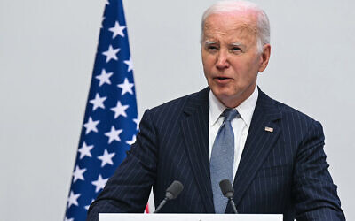 Le président américain Joe Biden, aux côtés du président français, s'adressant aux médias lors d'une déclaration de presse à la suite d'une réunion bilatérale, au palais présidentiel de l'Élysée, à Paris, en France, le 8 juin 2024. (Crédit : Saul Loeb/AFP)