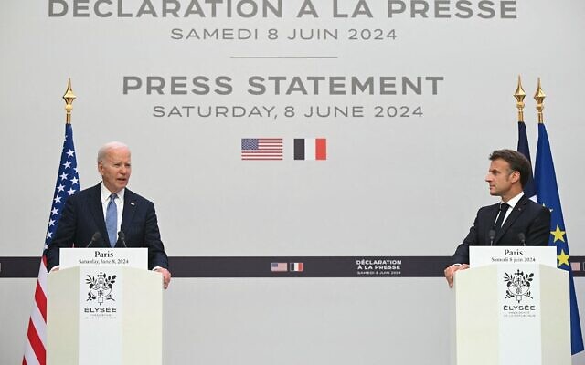 Le président américain Joe Biden (à gauche), aux côtés du président français Emmanuel Macron, donnant des déclarations à la presse à la suite d'une réunion bilatérale, au palais de l'Élysée, à Paris, le 8 juin 2024. (Crédit : Saul Loeb/AFP)