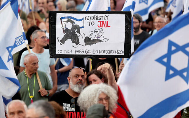 Une bannière dépeignant le Premier ministre Benjamin Netanyahu lors d'une manifestation  en faveur de la libération des captifs du Hamas qui se trouvent à Gaza depuis le 7 octobre à Tel Aviv, le 8 juin 2024. (Crédit : Jack Guez/AFP)