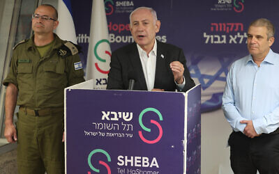 Le Premier ministre Benjamin Netanyahu s'exprime pendant une conférence de presse à l'hôpital Sheba de Ramat Gan après avoir rendu visite à quatre otages et à leurs proches, le 8 juin 2024. (Crédit : JACK GUEZ / POOL / AFP)