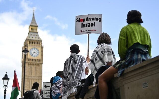 Des manifestants anti-Israël brandissant des pancartes à la fin de la "Marche nationale pour Gaza", devant la Tour Elizabeth, plus connue sous le nom de la cloche de l'horloge "Big Ben", au Palais de Westminster, qui abrite les Chambres du Parlement, dans le centre de Londres, le 8 juin 2024. (Crédit : Justin Tallis/AFP)