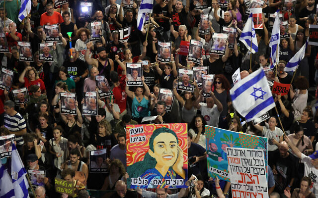 Des manifestants appelant à la libération des otages israéliens détenus dans la bande de Gaza, devant les quartiers généraux de l'armée de la Kirya, à Tel Aviv, le 8 juin 2024. (Crédit : Gil Cohen-Magen/AFP)