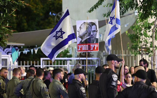 La police bloque un cortège appelant à la libération des otages détenus à Gaza avant le début d'une manifestation à Tel Aviv, le 8 juin 2024. (Crédit : Jack Guez/AFP)