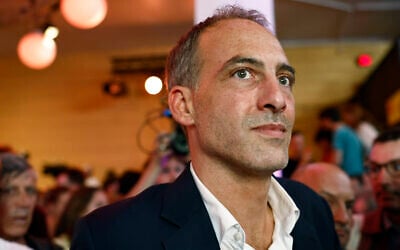 Raphael Glucksmann, candidat principal du Parti socialiste français (PS) et de Place Publique à l'élection du Parlement européen, assiste à une soirée électorale du Parti socialiste français (PS) et de Place Publique après le vote pour l'élection du Parlement européen, à la Bellevilloise, à Paris, le 9 juin 2024. (Crédit : Sameer Al-Doumy / AFP)
