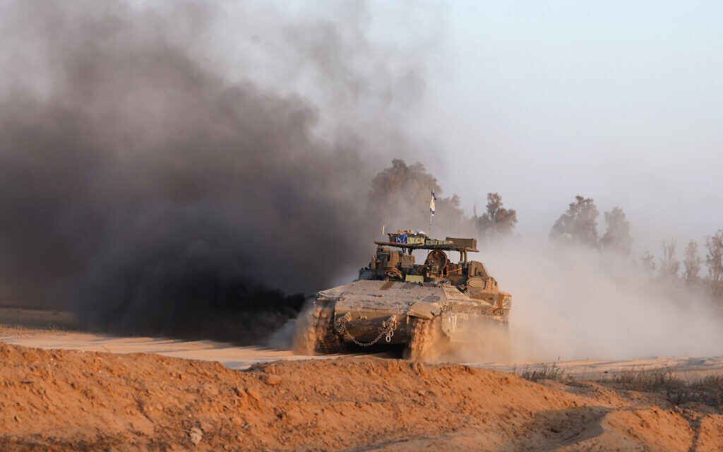 Un blindé de l'armée israélienne dans un secteur jouxtant la bande de Gaza, le 9 juin 2024. (Crédit : Menahem KAHANA / AFP)