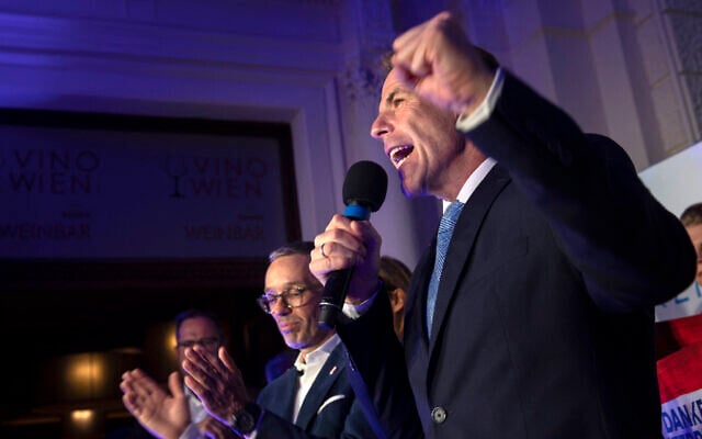 Photo d'illustration : Le leader du parti de la Liberté d'Autriche (FPOe), Herbert Kickl, et le candidat de premier plan à l'élection européenne Harald Vilimsky pendant une fête de campagne à Vienne, le 9 juin 2024. (Crédit : Alex HALADA / AFP) Photo d'illustration : Le leader du parti de la Liberté d'Autriche (FPOe), Herbert Kickl, et le candidat de premier plan à l'élection européenne Harald Vilimsky pendant une fête de campagne à Vienne, le 9 juin 2024. (Crédit : Alex HALADA / AFP)