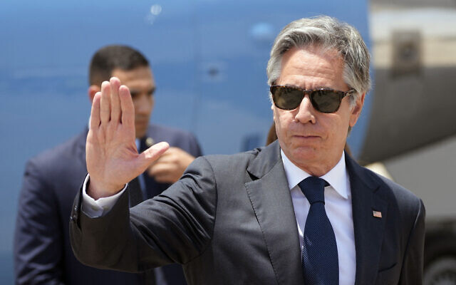 Le secrétaire d'État américain Antony Blinken à son arrivée à l'aéroport du Caire, le 10 juin 2024. (Crédit : Amr Nabil / POOL / AFP)