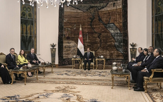 Le Secrétaire d'État américain Antony Blinken (3ème à gauche) avec le président égyptien Abdel-Fattah el-Sissi au Caire, le 10 juin 2024 (Amr Nabil / POOL / AFP) Le Secrétaire d'État américain Antony Blinken (3ème à gauche) avec le président égyptien Abdel-Fattah el-Sissi au Caire, le 10 juin 2024 (Amr Nabil / POOL / AFP)