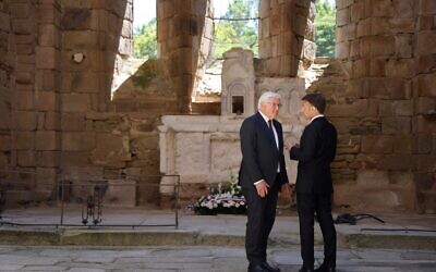 Le président français Emmanuel Macron (à droite) et le président allemand Frank-Walter Steinmeier lors des 80 ans du massacre de 643 personnes par les forces allemandes nazies, à Oradour-sur-Glane, dans le sud-ouest de la France, le 10 juin 2024. (Crédit : Ludovic MARIN / POOL / AFP)