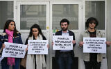Illustration : Des membres de l'Union des étudiants juifs de France protestant contre les partis d'extrême gauche La France insousmise (LFI) et d'extrême droite Rassemblement national (RN), devant le siège d’Europe-Écologie-Les Verts, avant une réunion entre les différentes forces de gauche, à Paris, le 10 juin 2024. (Crédit : Dimitar Dilkoff/AFP)