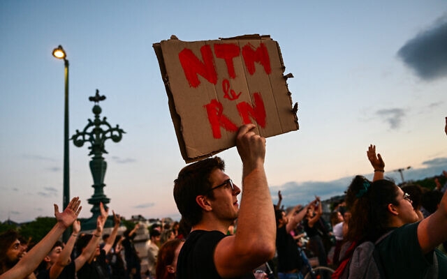 Des manifestants rassemblés pour protester contre le parti d'extrême droite français, le Rassemblement national (RN), après son succès aux élections européennes, à Lyon, dans l'est de la France, le 10 juin 2024. (Crédit : Olivier Chassignole/AFP) Des manifestants rassemblés pour protester contre le parti d'extrême droite français, le Rassemblement national (RN), après son succès aux élections européennes, à Lyon, dans l'est de la France, le 10 juin 2024. (Crédit : Olivier Chassignole/AFP)