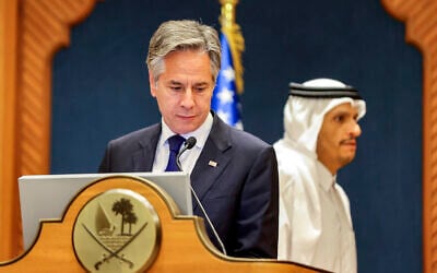 Le secrétaire d'État américain Antony Blinken donnant une conférence de presse conjointe avec son homologue qatari l'émir Mohammed ben Abdulrahman ben Jassim al-Thani, à Doha, le 12 juin 2024. (Crédit : Ibraheem al-Omari/POOL/AFP)