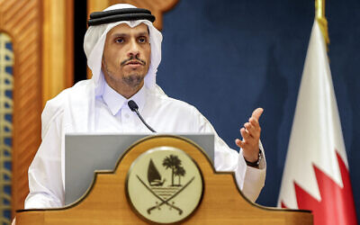 Le Premier ministre du Qatar, l’émir Mohammed ben Abdulrahman ben Jassim al-Thani, lors d'une conférence de presse conjointe avec le secrétaire d'État américain en visite, à Doha, le 12 juin 2024. (Crédit : Ibraheem al-Omari/POOL/AFP)